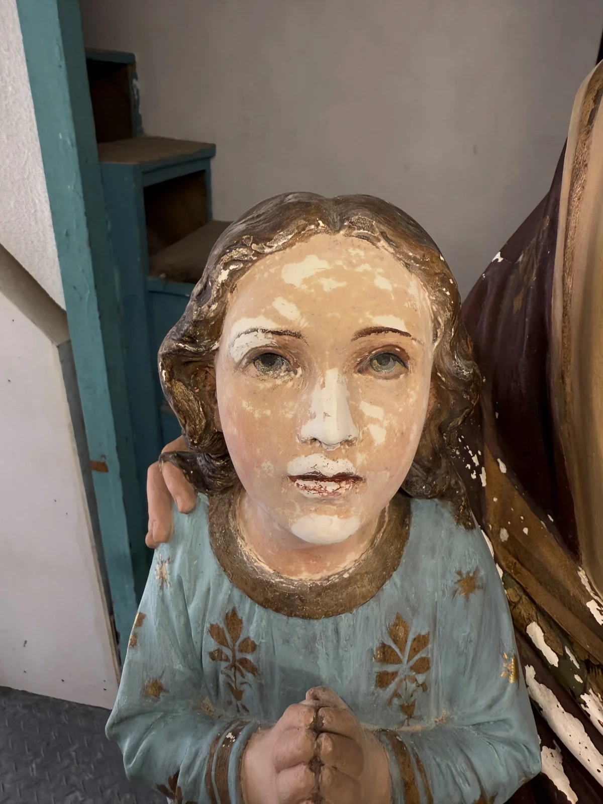 Visage de la sculpture avant restauration